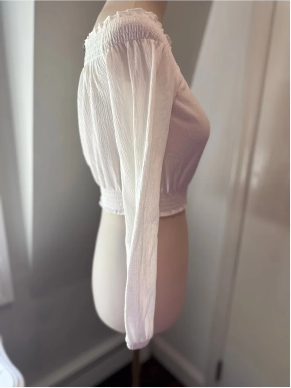 H&M White Off Shoulder Smocked Crop‎ Top XS